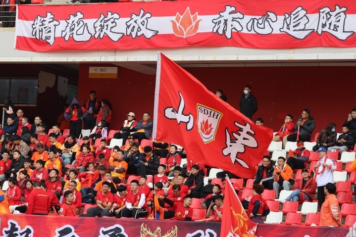 主場(chǎng)上萬(wàn)名球迷的吶喊助威，給山東體彩女足征戰女超增添了能量與動(dòng)力